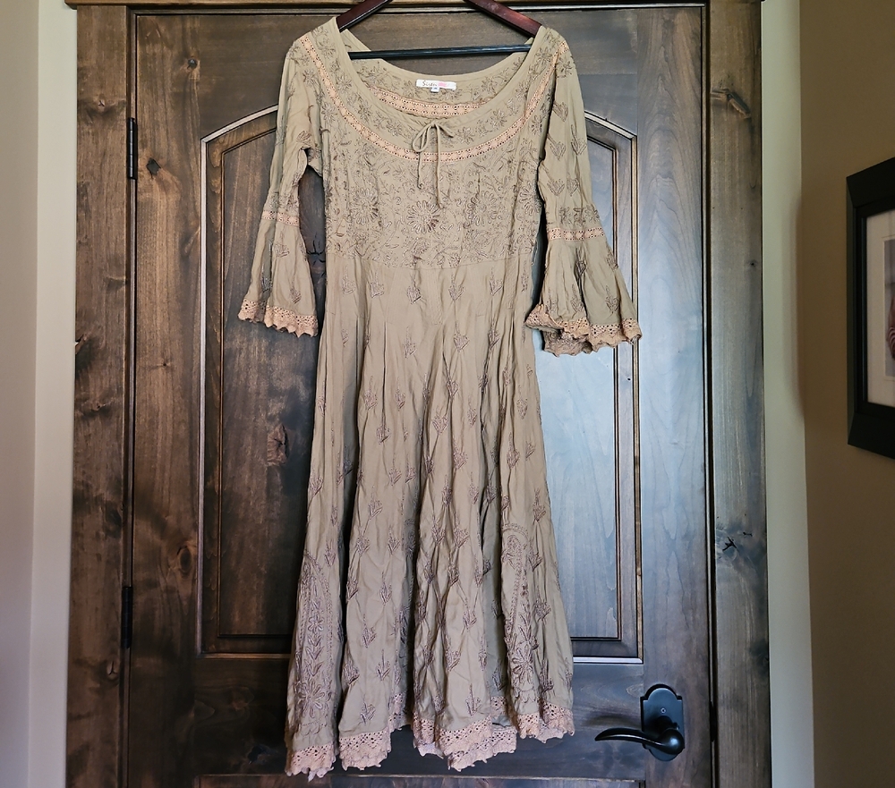 Siren Lily Sage Green Lace Dress.  PTP 18.5  Length 43.5
